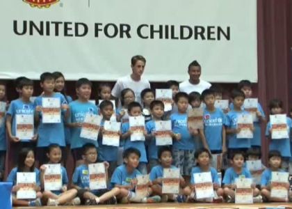 Unicef: i bambini di Hong Kong giocano con lo United. Video